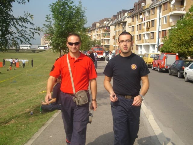 Dvojica vatrogasaca na šetnici tijekom vatrogasnog okupljanja